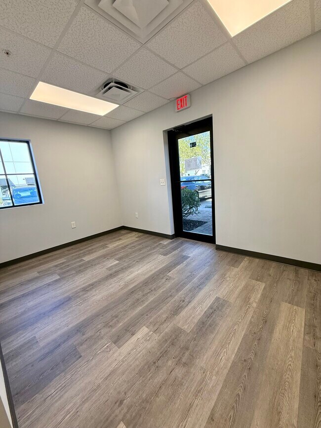 Foto del edificio - 8821 Business Park Dr