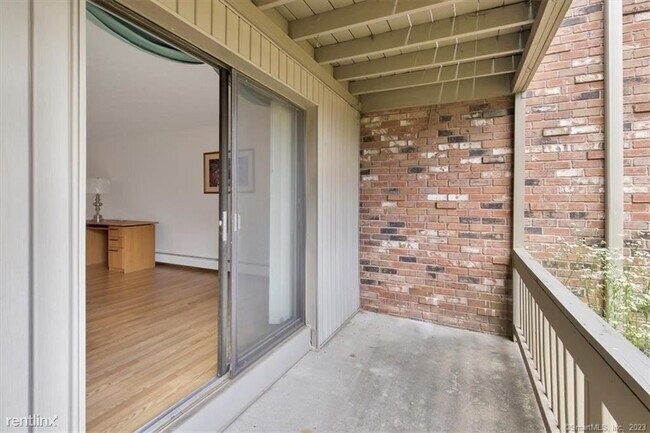 Foto del edificio - 1 br, 1 bath Condo - 23 I Amato Drive I