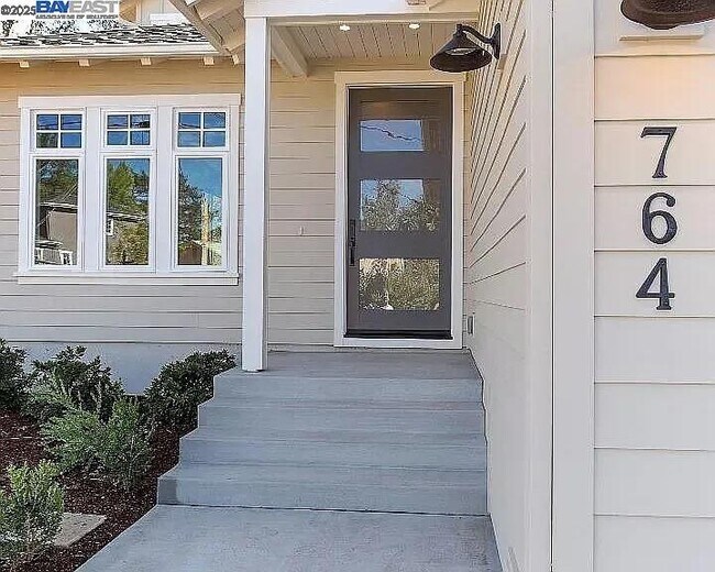 Foto del edificio - 764 Hillcrest Dr