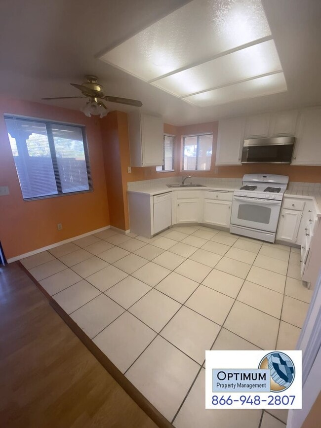 Foto del edificio - Beautiful 3-Bedroom Home with Covered Pati...