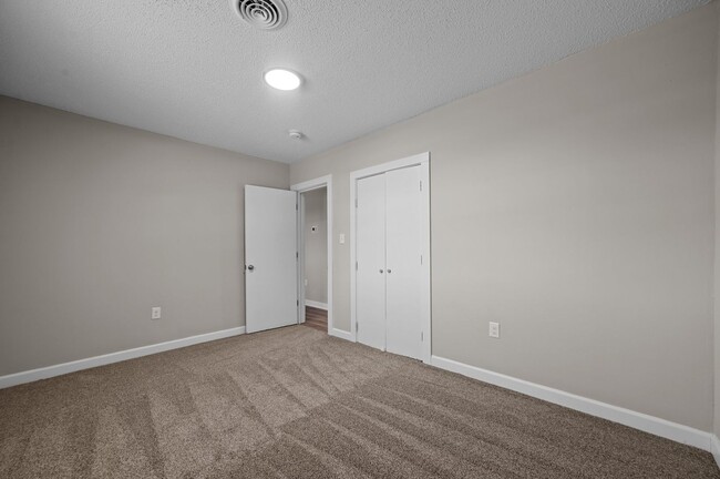 Building Photo - Riverview - Building 10 (31-34)