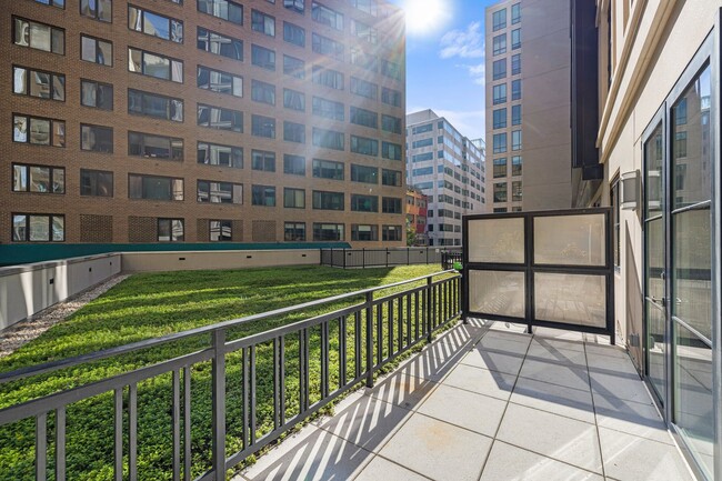 Foto del edificio - Logan Circle Condo | 1 Bed | 1 Bath | 885 Sf | Large Private Patio | 1 Garage Parking Space