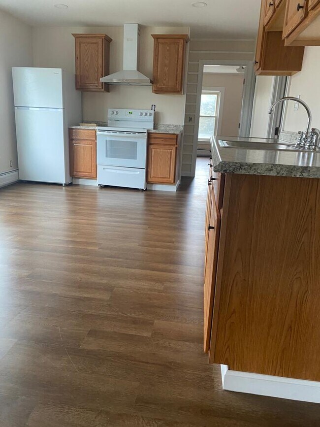 82 Oak St Unit 3, Taunton, MA 02780 Apartments in Taunton, MA