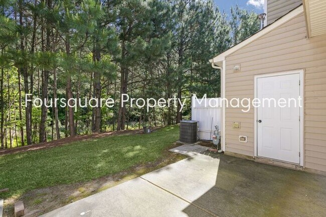 Foto del edificio - Cozy Townhome with Fireplace, Private Back Patio,  Near US-1, I-540 & Shopping