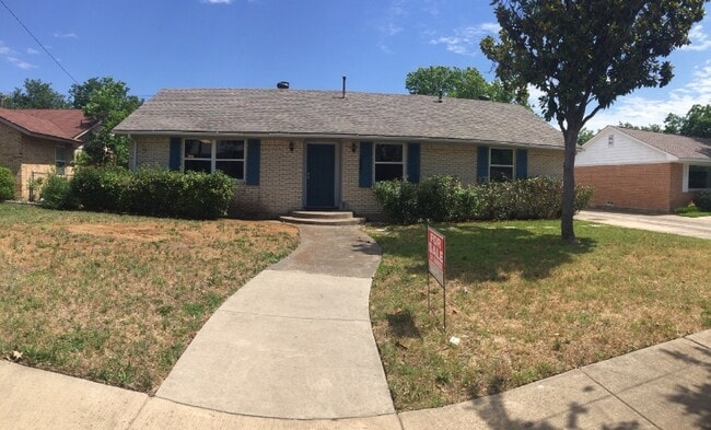 Building Photo - 1527 Hillside Dr