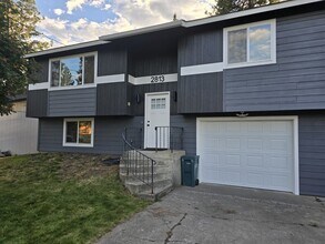 Building Photo - 2813 N Honeysuckle Dr