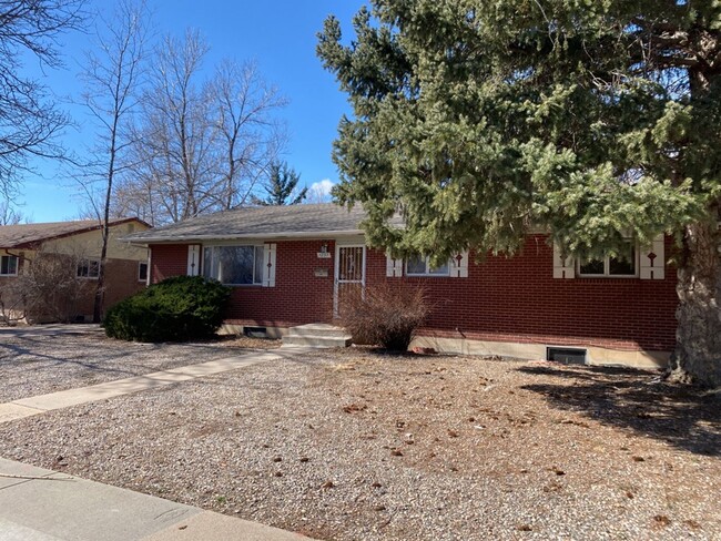 Building Photo - STUDENTS WELCOME! Sprawling Ranch Home w/ ...