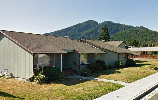 Building Photo - 302 1st St