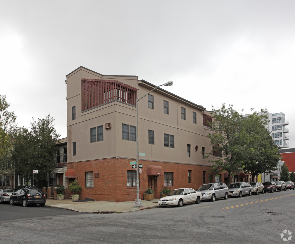 Primary Photo - 691-693 Lorimer St