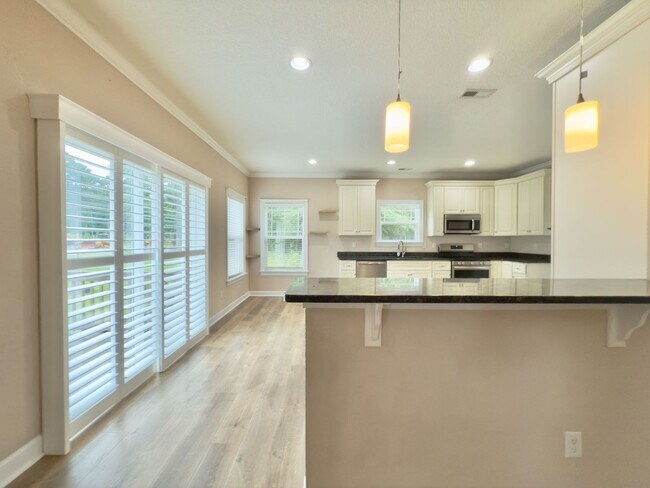 Building Photo - Newer Home