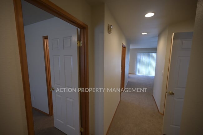 Building Photo - 2 bed 1 bath, top floor apartment in Port Angeles, close to Peninsula College and the Olympic Nat...