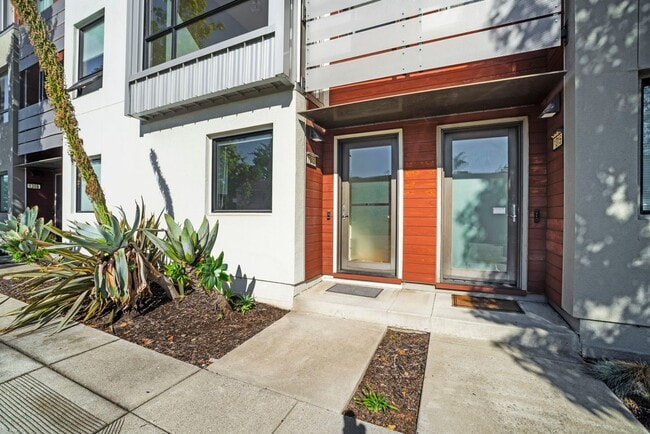 Foto del edificio - Townhome with EV Ready Garage!