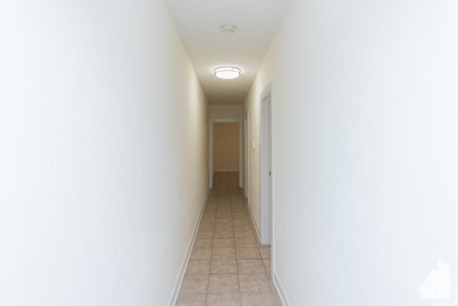 Building Photo - 2 bedroom in Chicago IL 60625