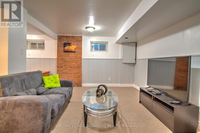 Building Photo - 2015 Fontwell Crescent