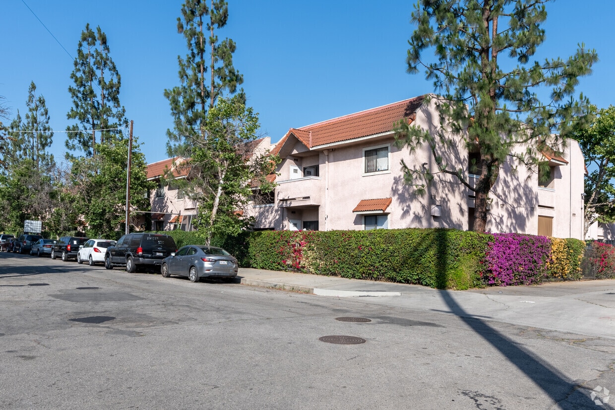 Primario - Laurel Woods Condominiums
