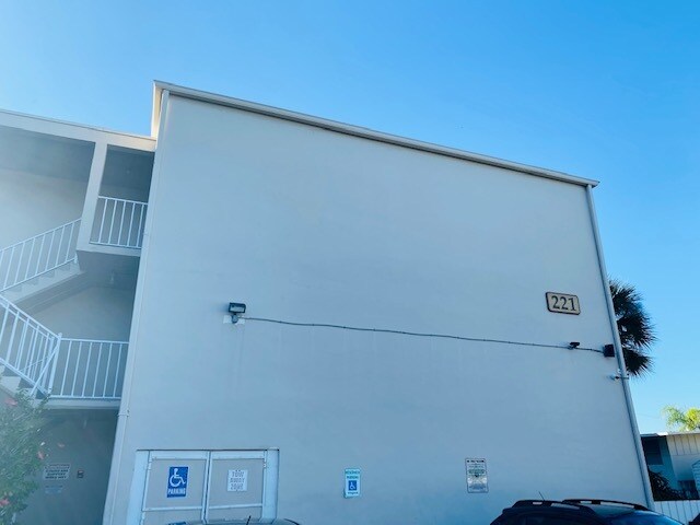 Building Photo - 221 Columbia Dr