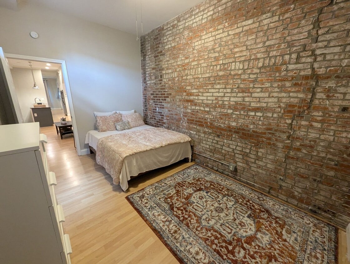 Primary Photo - Exquisite Home in Lafayette Square - Steps...