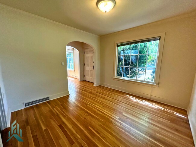 Foto del edificio - Charming 4 Bedroom Home with Hardwood Floors, Gas Fireplace & Large Fenced Yard