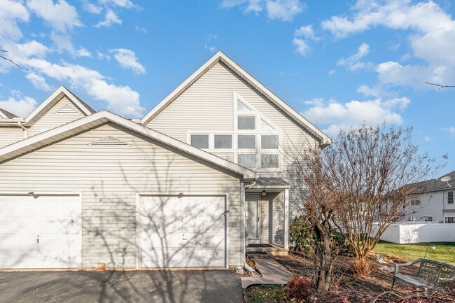 Building Photo - Open Concept Town-Home With Vaulted Ceilin...