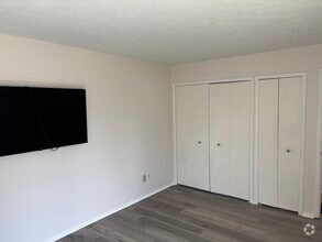 Building Photo - 250 Deepwood Dr