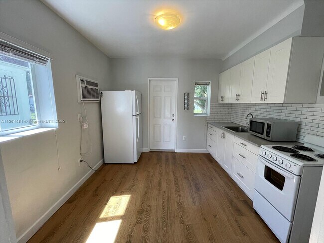 Building Photo - 3049 SW 24th St