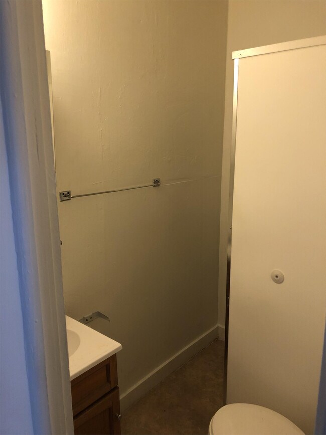 Building Photo - 700 E 6th St