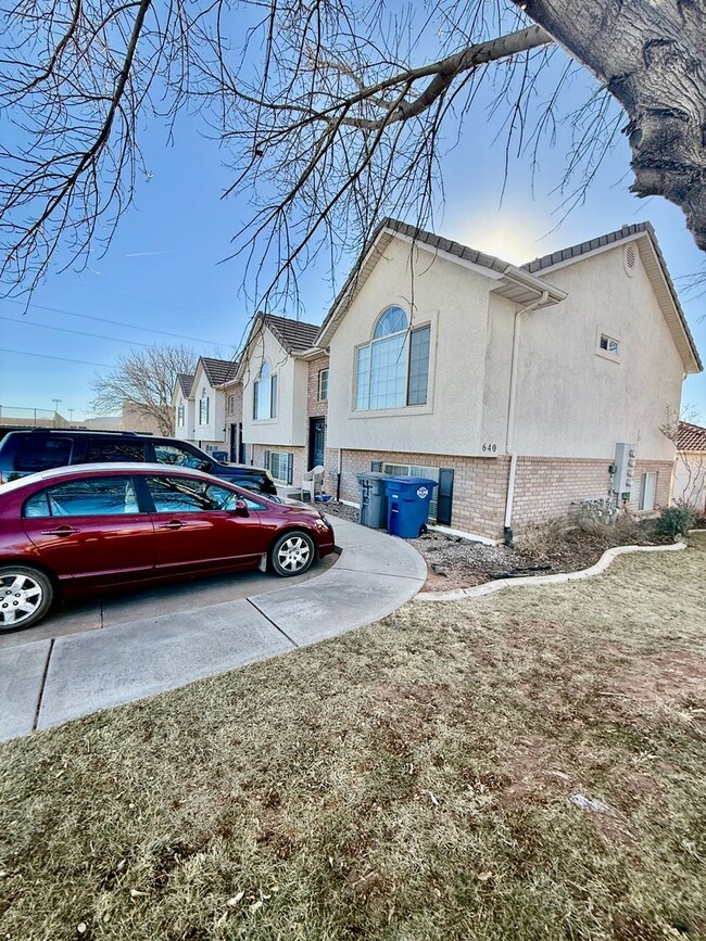 Building Photo - Cute 3-BR Townhome Near Costco