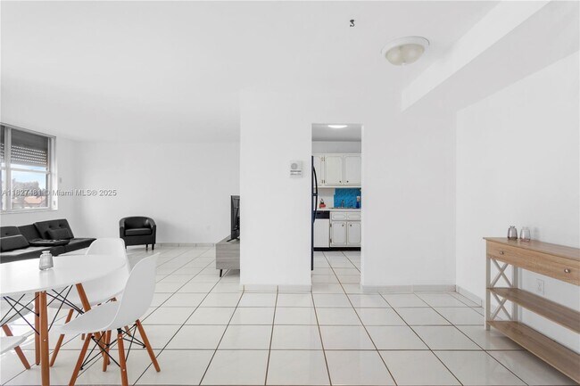 Building Photo - 9440 W Bay Harbor Dr