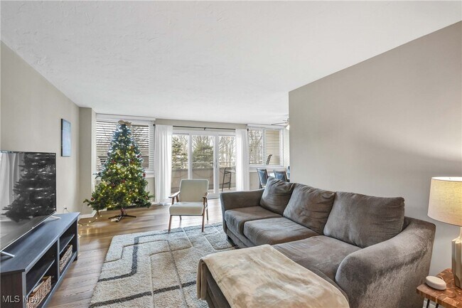 Foto del edificio - 12900 Lake Ave