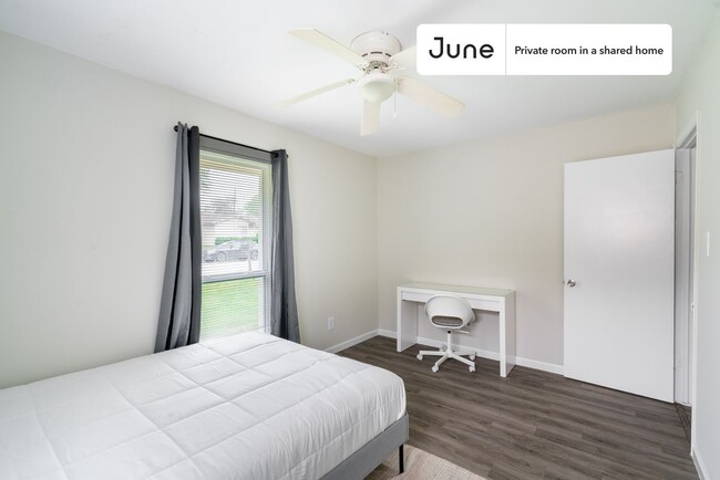 Foto del edificio - Private bedroom in 3 bed/1.5 bath Home