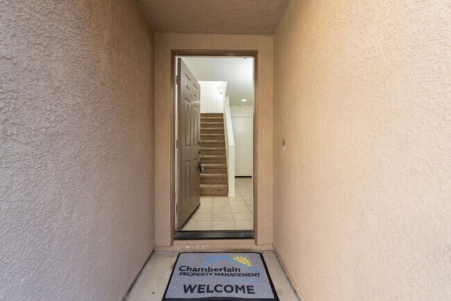 Foto del edificio - 3 bedroom townhome located In Rancho Carrillo!
