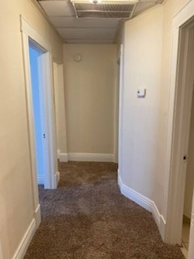 Building Photo - 2 Bed, 1 Bath Apartment!