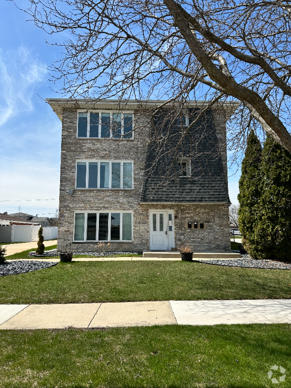Building Photo - 16622 Crescent Ave