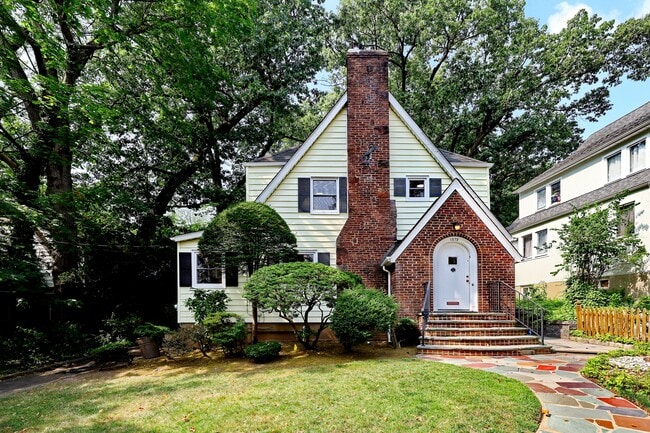Building Photo - 1272 E Laurelton Pkwy