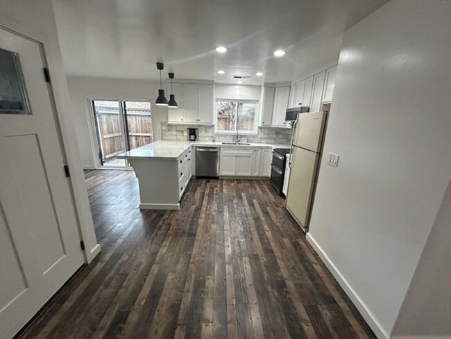 Building Photo - 4003 W Hillsdale Ct