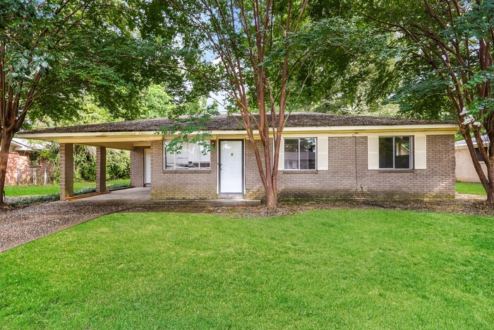 Building Photo - 4 Bedroom Brick Home