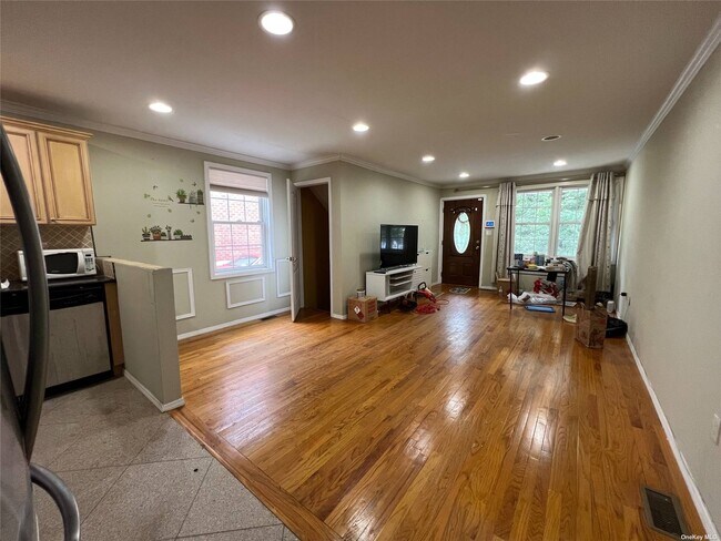 Foto del edificio - 41-45-45 248th St