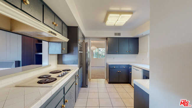 Building Photo - 9258 SWALLOW Dr
