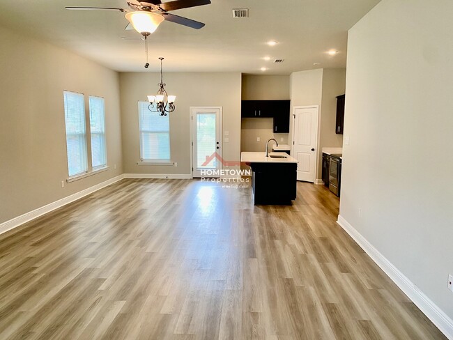 Building Photo - Beautiful 3 bedroom home centrally located...
