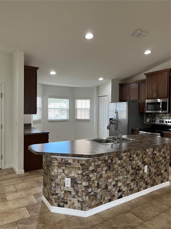 Foto del edificio - 650 Hidden Lake Ct