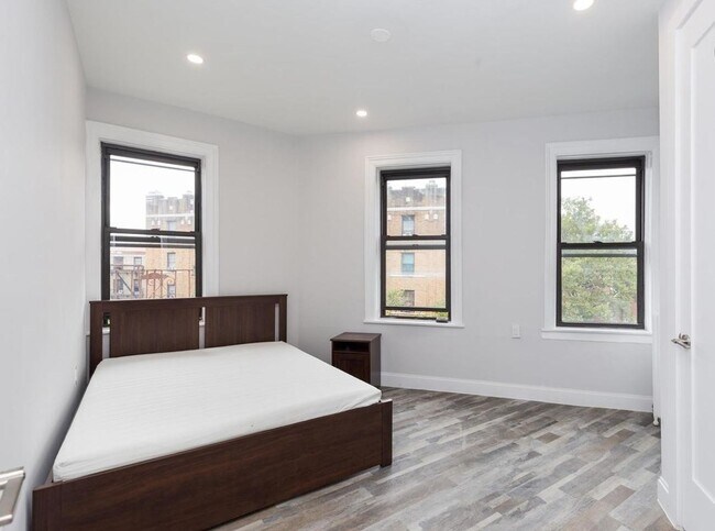 Foto del edificio - 2320 Hughes Ave