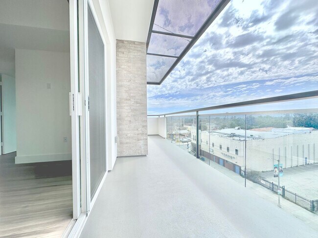 Building Photo - 838 S La Brea Ave