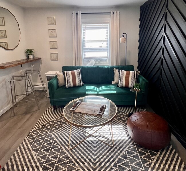 Building Photo - 10 Glass St