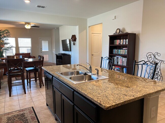 Foto del edificio - Fully Furnished immaculate D. R. Horton home