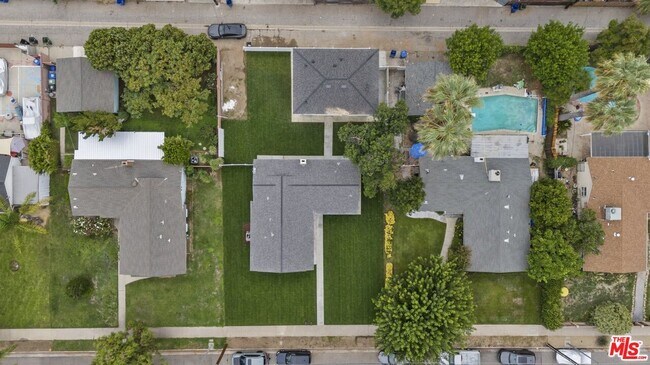Building Photo - 22710 Saticoy St