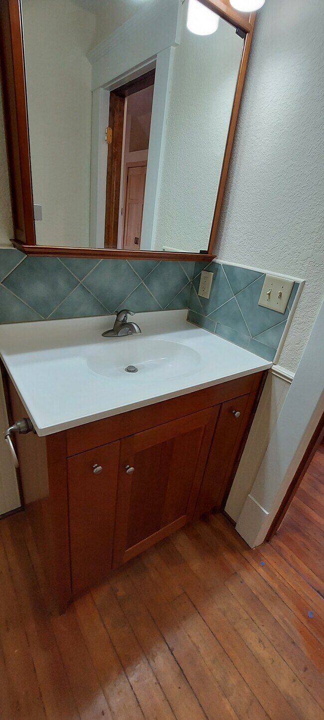 medio baño - 520 S 9th St