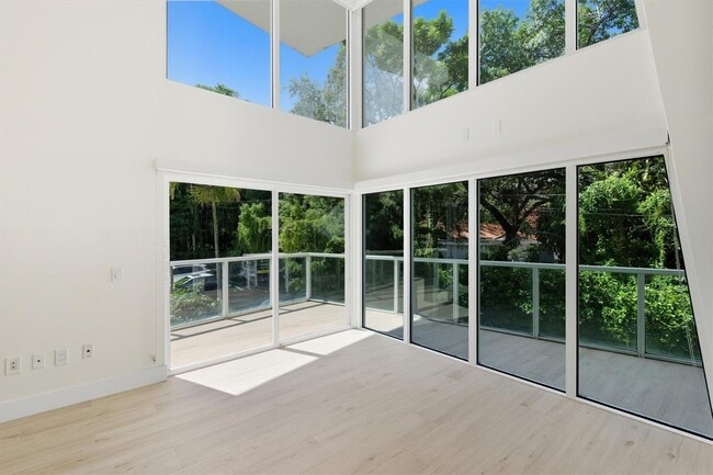 Building Photo - 1528 Brickell Ave