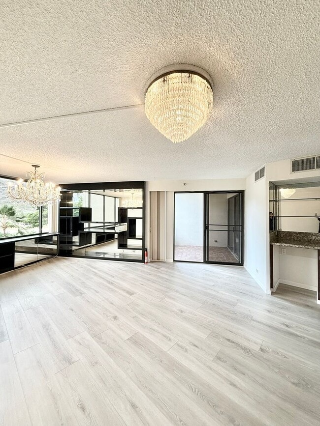 Building Photo - 2/br/2ba/2pkg Condo with Amenities! Small dog negotiable