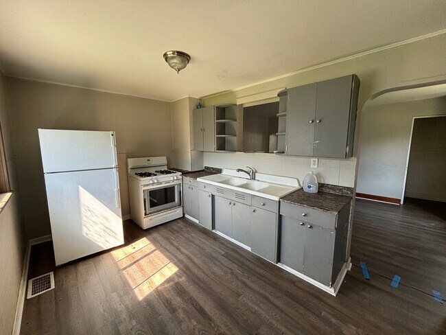 Building Photo - 608 Farnsworth Ave