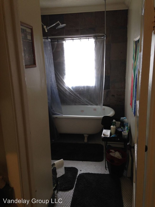 Foto del edificio - 3 br, 1 bath House - 1121 E Pleasant St